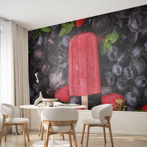 Fotomural Standard Eco - Helado en palito con fresas, arándanos y cubitos de hielo. - 100x70cm - El sabor del verano caluroso - Decoración de pared moderna para salón y dormitorio ARTTOR