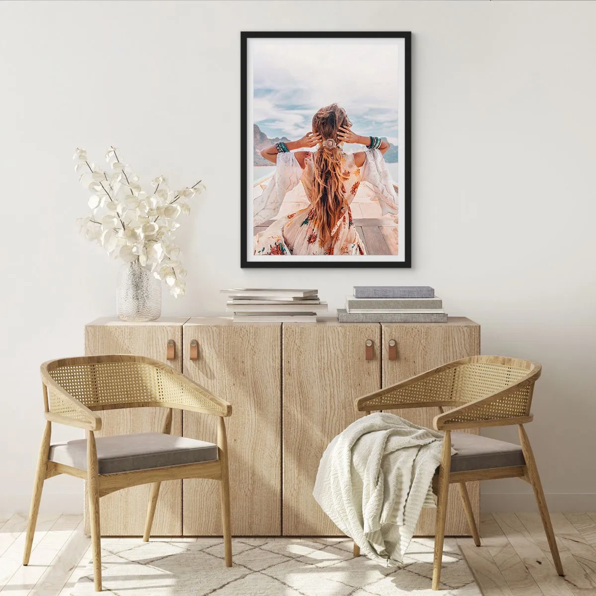 Póster en marco negro - Mujer con vestido boho con vistas al mar - 50x70cm - Rumbo a la felicidad - Decoración de pared moderna para salón y dormitorio ARTTOR