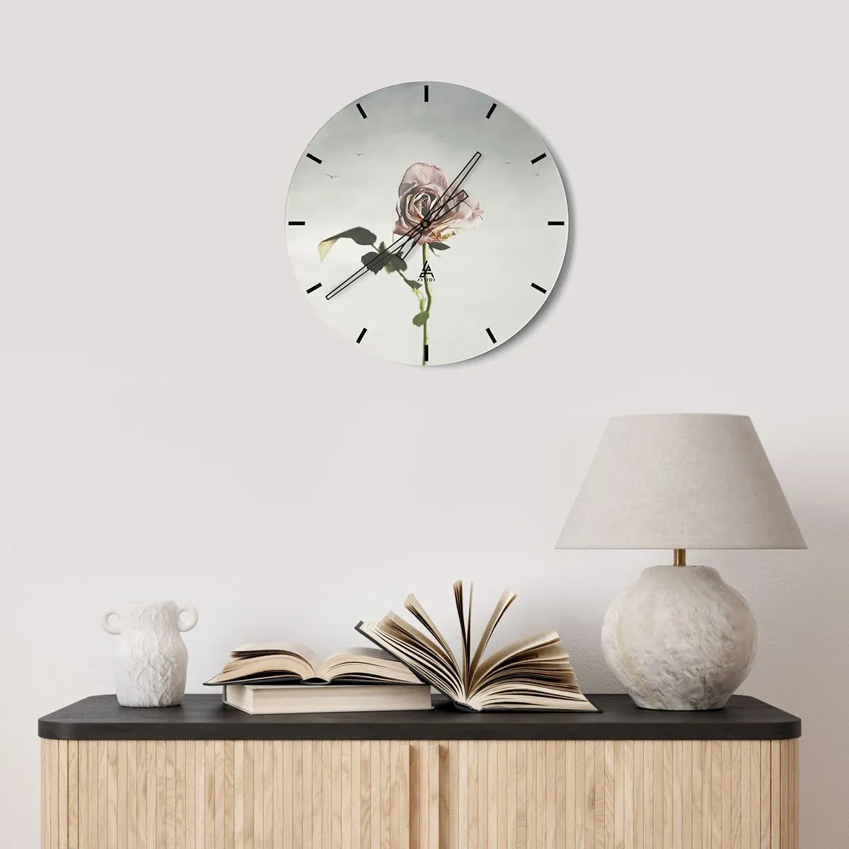 Reloj de pared - Reloj de vidrio - Una delicada rosa sobre un fondo claro con pájaros en la distancia. - 30x30cm - Bienvenida a la primavera - Decoración de pared moderna para salón, cocina y dormitorio ARTTOR