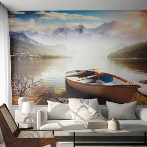 Fotomural Premium Sand - Un barco en un lago rodeado de montañas al atardecer. - 100x70cm - Junto al agua clara - Decoración de pared moderna para salón y dormitorio ARTTOR