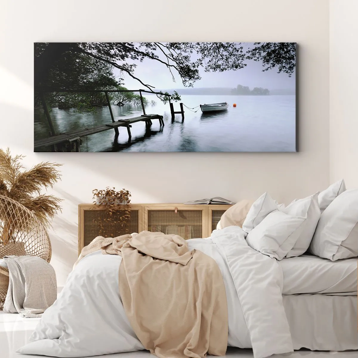 Cuadro sobre lienzo - Impresión de Imagen - Un embarcadero sobre el agua con un barco al fondo rodeado de un paisaje brumoso. - 120x50cm - Ya estás descansando - Decoración de pared moderna para salón y dormitorio ARTTOR