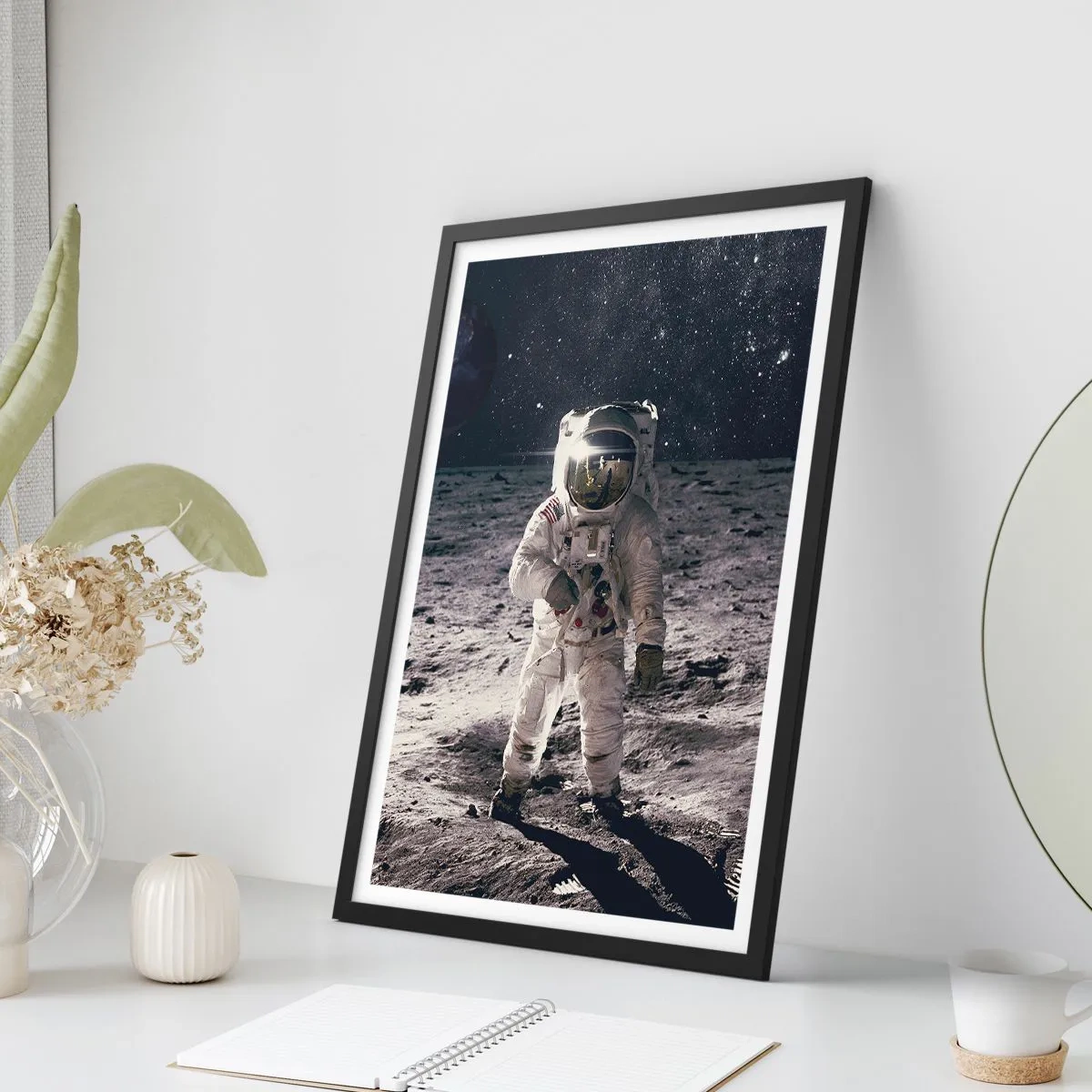 Póster en marco negro - Saludos desde la Luna - 50x70 cm