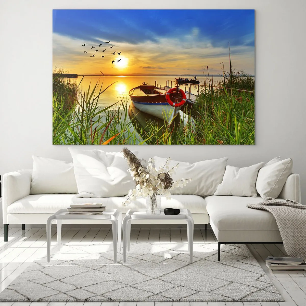 Cuadro sobre vidrio - Impresiones sobre Vidrio - Un barco en un lago al atardecer con pájaros en el cielo. - 100x70cm - Los cormoranes están volando - Decoración de pared moderna para salón y dormitorio ARTTOR