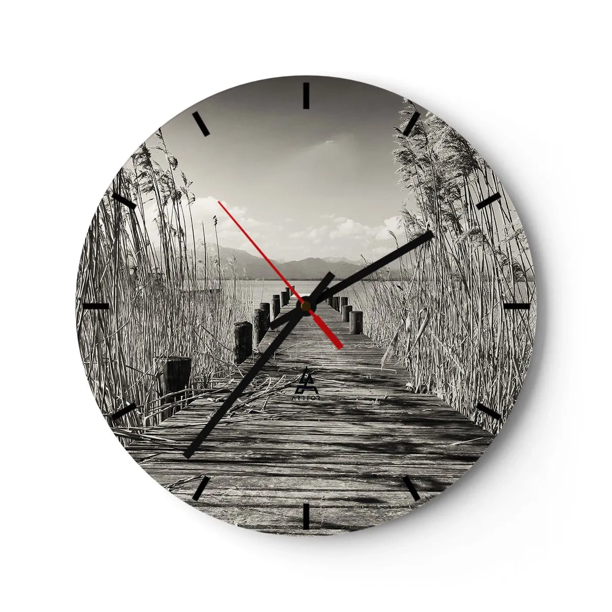 Reloj de pared - Reloj de vidrio - Un puente de madera entre la hierba que conduce al lago. - 30x30cm - En la quietud de los juncos - Decoración de pared moderna para salón, cocina y dormitorio ARTTOR
