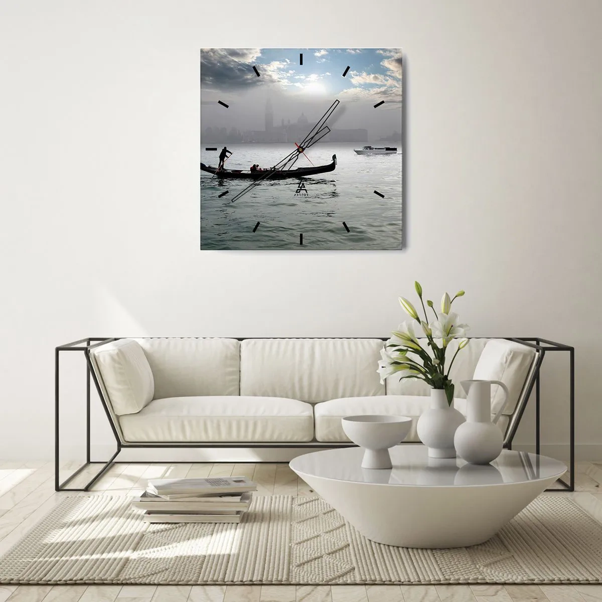 Reloj de pared - Reloj de vidrio - Una góndola se desliza por las aguas de Venecia en una mañana brumosa, con vistas a la ciudad. - 30x30cm - Una fabulosa ciudad de agua y niebla - Decoración de pared moderna para salón y dormitorio ARTTOR