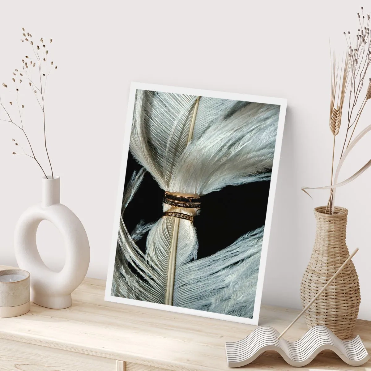 Póster - Primer plano de plumas blancas atadas con una cinta dorada. - 50x70cm - ...y no te dejaré.... - Decoración de pared moderna para salón y dormitorio ARTTOR