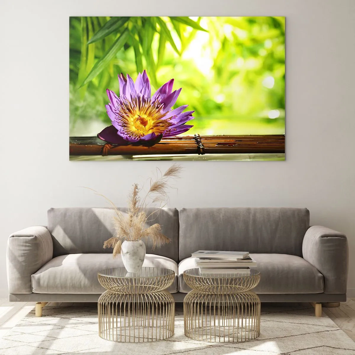 Cuadro sobre vidrio - Impresiones sobre Vidrio - Flor de loto morada sobre una tabla de bambú con fondo verde. - 70x50cm - Bajo el sol de Asia - Decoración de pared moderna para salón y dormitorio ARTTOR
