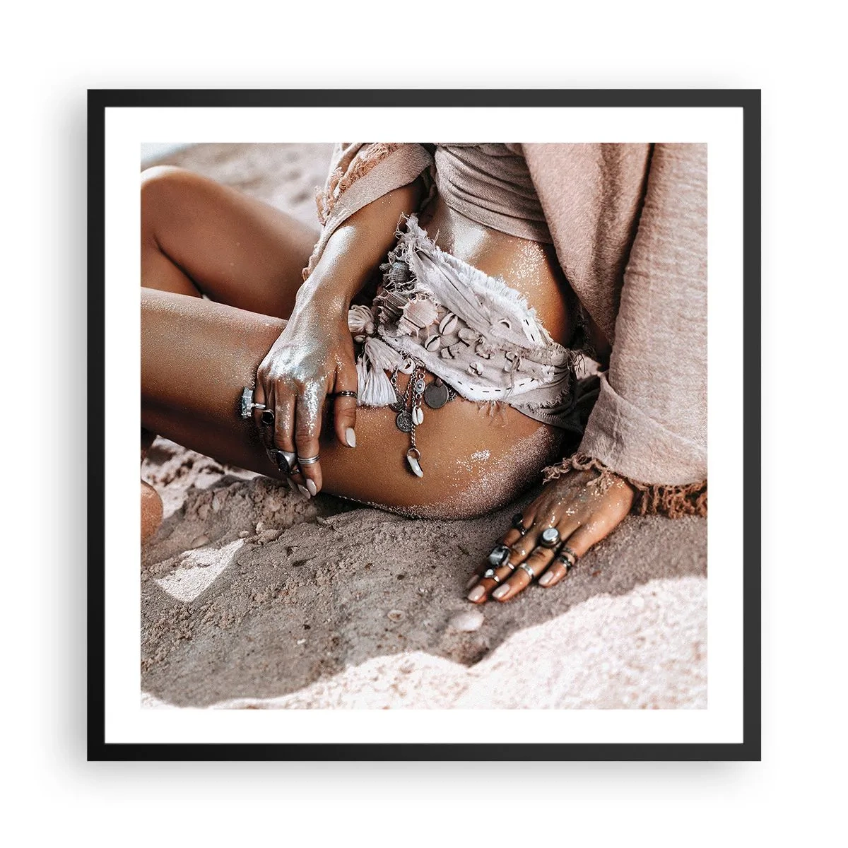 Póster en marco negro - Bañada por el sol y la arena - 60x60 cm