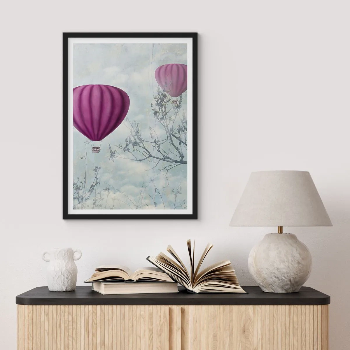 Póster en marco negro - Globos morados flotando entre las ramas de los árboles. - 50x70cm - Surcando los cielos - Decoración de pared moderna para salón y dormitorio ARTTOR