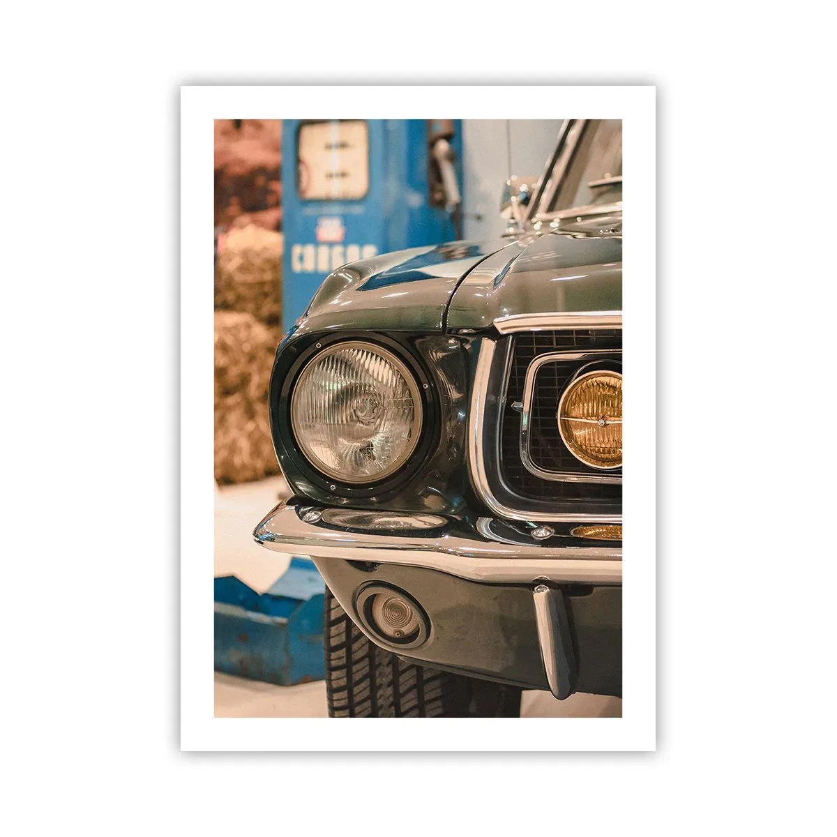 Póster - Primer plano de un faro de coche retro clásico - 50x70cm - Encuentro con una leyenda - Decoración de pared moderna para salón y dormitorio ARTTOR