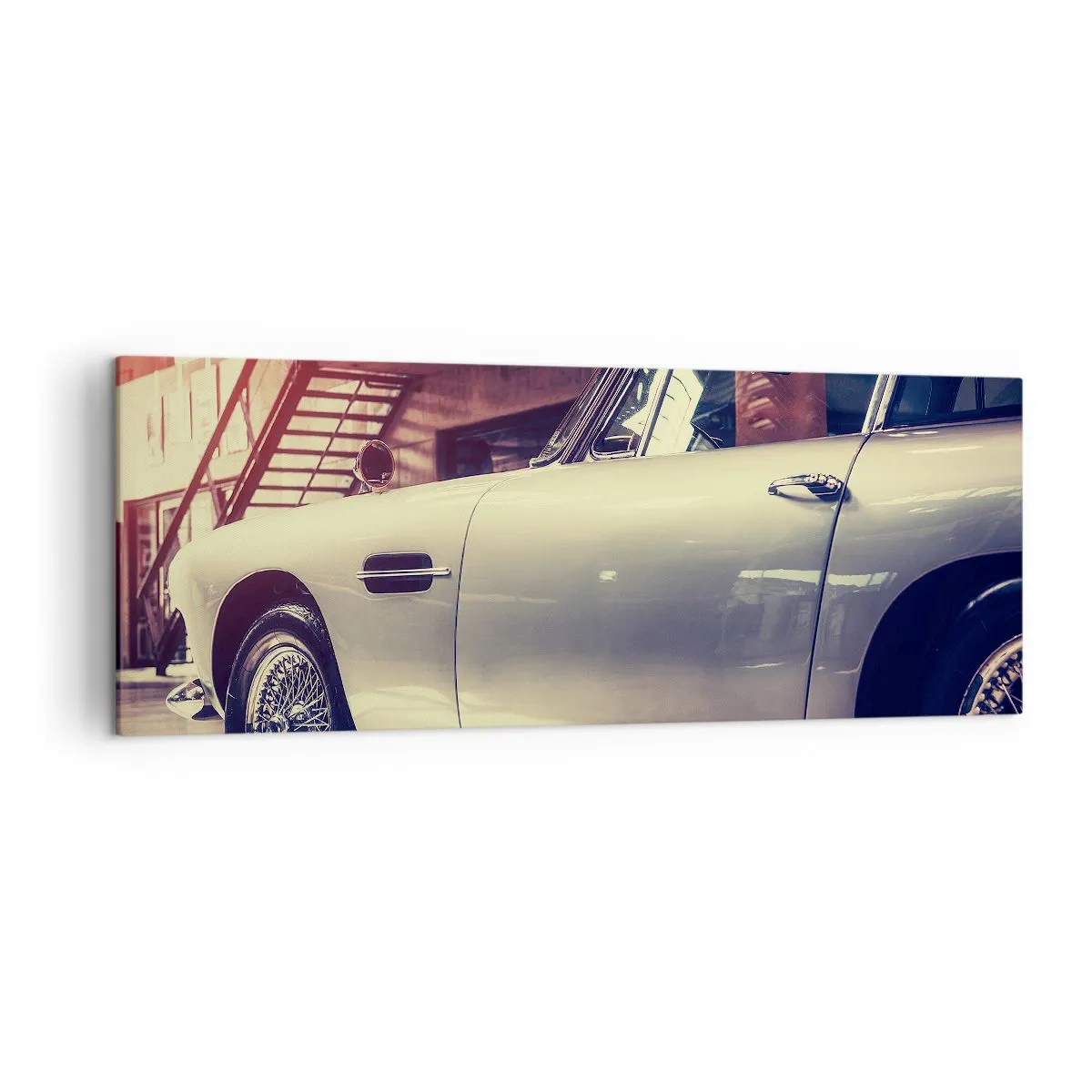 Cuadro sobre lienzo - Impresión de Imagen - Un coche clásico en un elegante garaje con un interior industrial. - 140x50cm - Los clásicos no envejecen - Decoración de pared moderna para salón y dormitorio ARTTOR