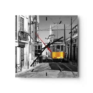 Reloj de pared - Reloj de vidrio - Un tranvía amarillo en las calles de Lisboa en un entorno monocromático. - 30x30cm - Espíritu de Lisboa - Decoración de pared moderna para salón y dormitorio ARTTOR