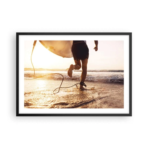 Póster en marco negro - Un surfista corre por la playa con su tabla bajo el sol. - 70x50cm - Para enfrentar la ola - Decoración de pared moderna para salón y dormitorio ARTTOR