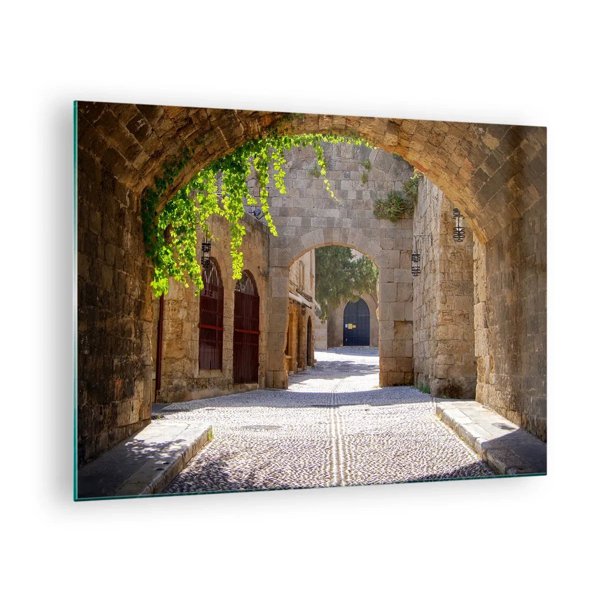 Cuadro sobre vidrio - Impresiones sobre Vidrio - Una calle de piedra con arcos y enredaderas a la luz del sol. - 70x50cm - La procesión está a punto de aparecer. - Decoración de pared moderna para salón y dormitorio ARTTOR