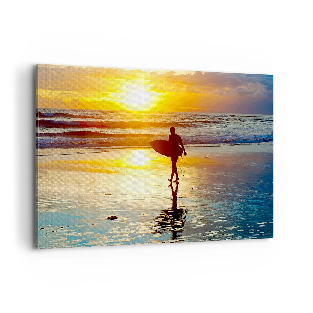 Cuadro sobre lienzo - Impresión de Imagen - Un surfista caminando por la playa al atardecer con una tabla en la mano. - 120x80cm - El regreso del guerrero - Decoración de pared moderna para salón y dormitorio ARTTOR