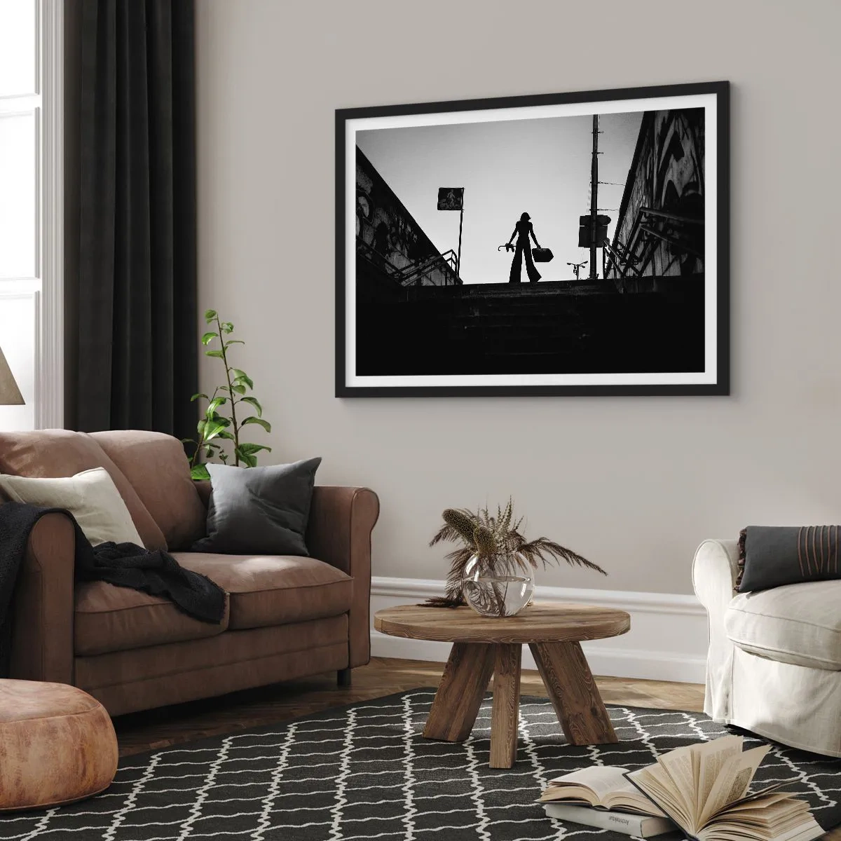 Póster en marco negro - Una figura de mujer en las escaleras en blanco y negro con una atmósfera dinámica. - 100x70cm - Paseo urbano - Decoración de pared moderna para salón y dormitorio ARTTOR