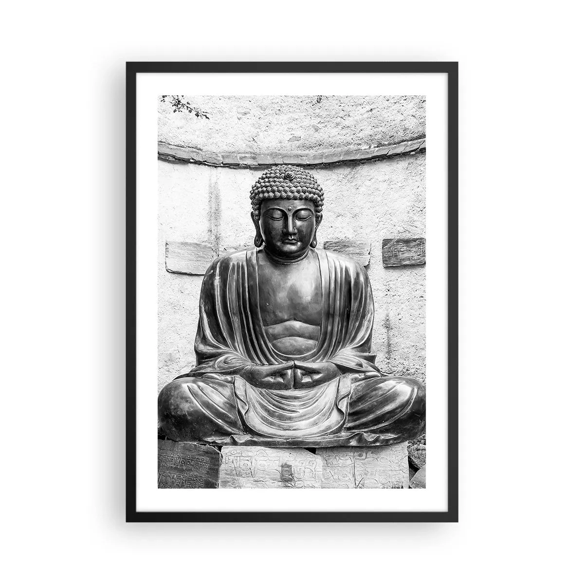 Póster en marco negro - Una escultura de Buda en posición meditativa en tonos monocromáticos. - 50x70cm - En la fuente de la paz - Decoración de pared moderna para salón y dormitorio ARTTOR