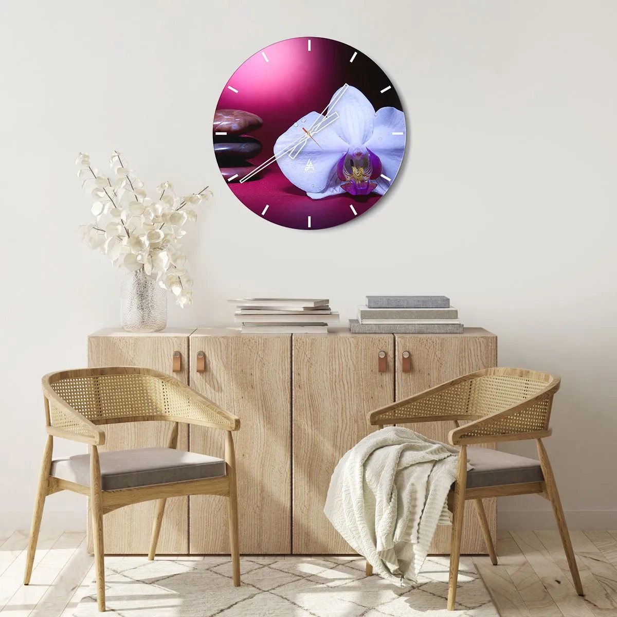 Reloj de pared - Reloj de vidrio - Una orquídea blanca sobre un fondo de piedras y violetas. - 30x30cm - Estudio de frescura en violeta - Decoración de pared moderna para salón, cocina y dormitorio ARTTOR