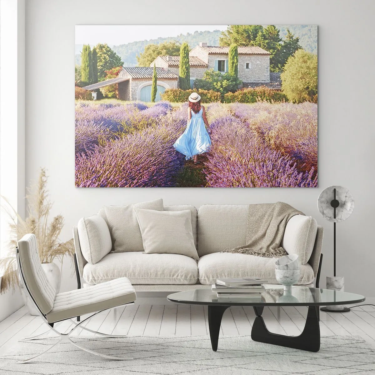 Cuadro sobre vidrio - Impresiones sobre Vidrio - Una mujer con un vestido caminando por un campo de lavanda. - 70x50cm - La chica de la lavanda - Decoración de pared moderna para salón y dormitorio ARTTOR