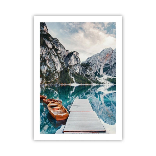 Póster - Un lago de montaña con barcos de madera y un muelle. - 50x70cm - Te mostraremos la fuente de la belleza - Decoración de pared moderna para salón y dormitorio ARTTOR