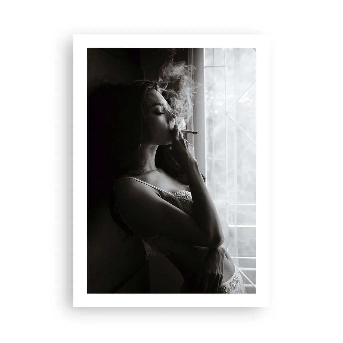 Póster - Una mujer en lencería fumando un cigarrillo en blanco y negro. - 50x70cm - Un momento sensual - Decoración de pared moderna para salón y dormitorio ARTTOR
