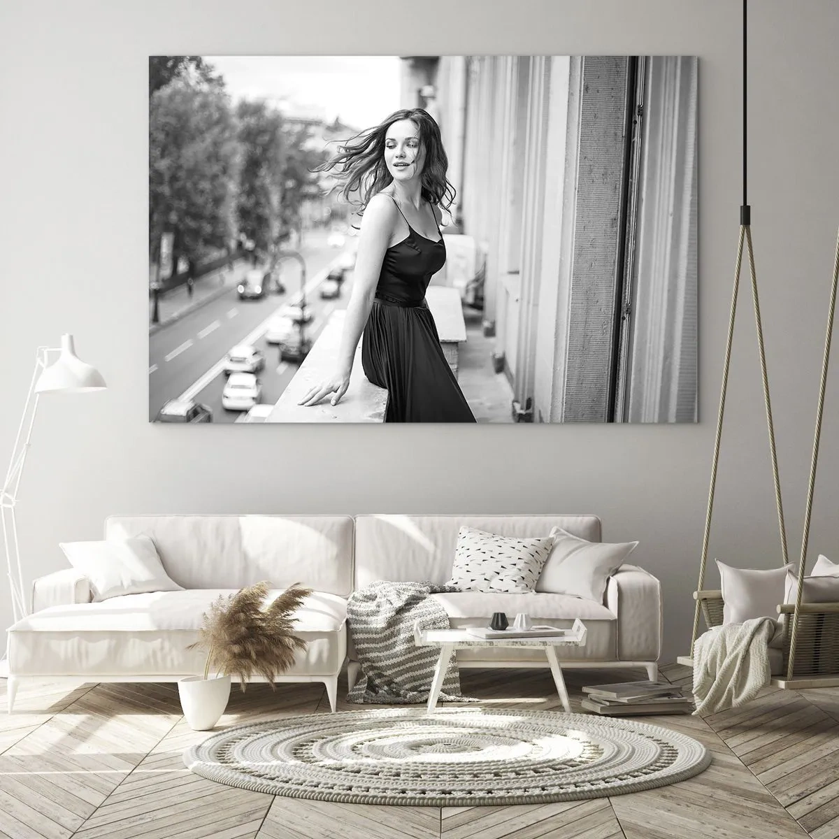 Cuadro sobre vidrio - Impresiones sobre Vidrio - Una mujer con un vestido negro en un balcón de estilo parisino. - 100x70cm - Ciertamente, parisina - Decoración de pared moderna para salón y dormitorio ARTTOR