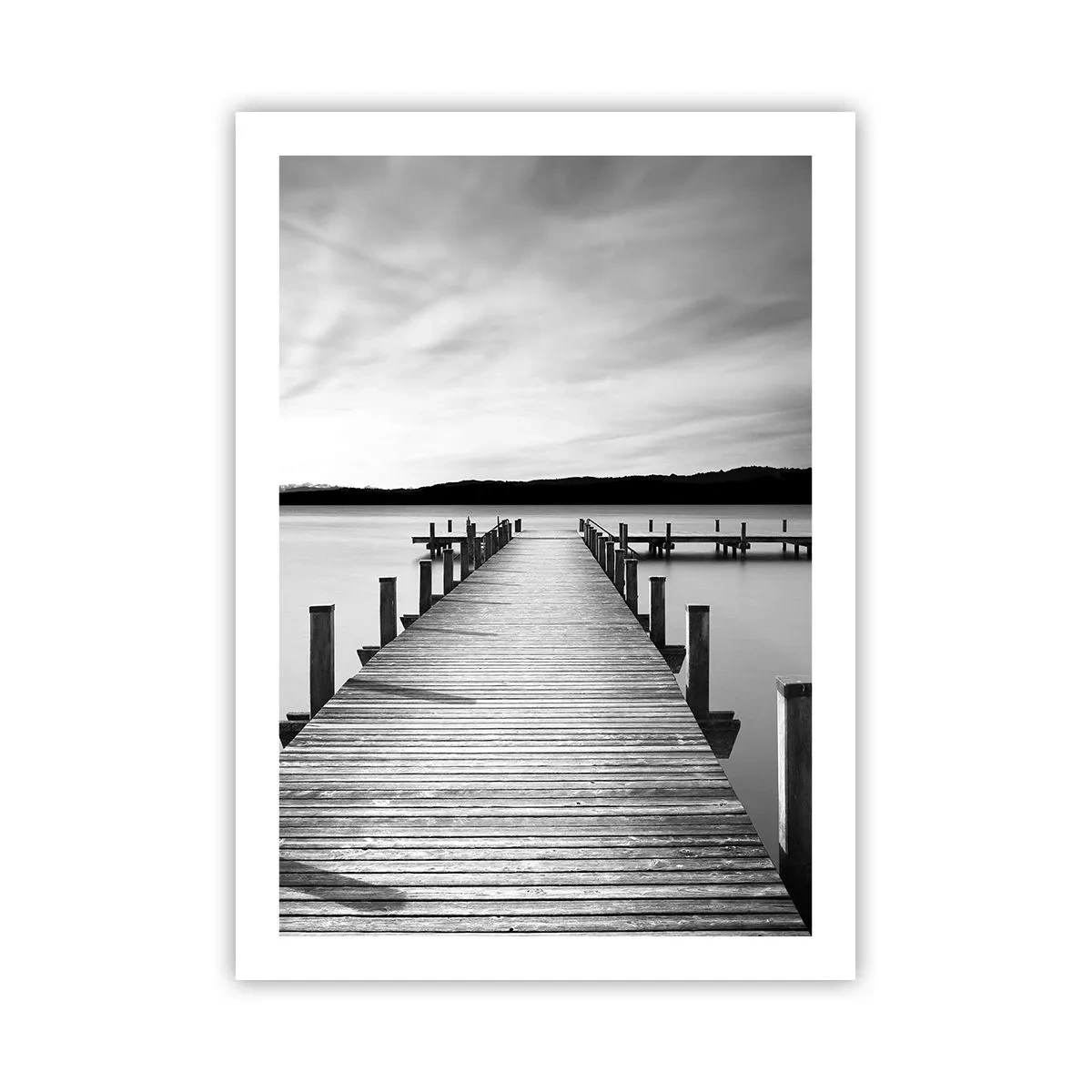 Póster - Muelle de madera sobre un lago tranquilo en blanco y negro - 50x70cm - En el lago de la paz - Decoración de pared moderna para salón y dormitorio ARTTOR