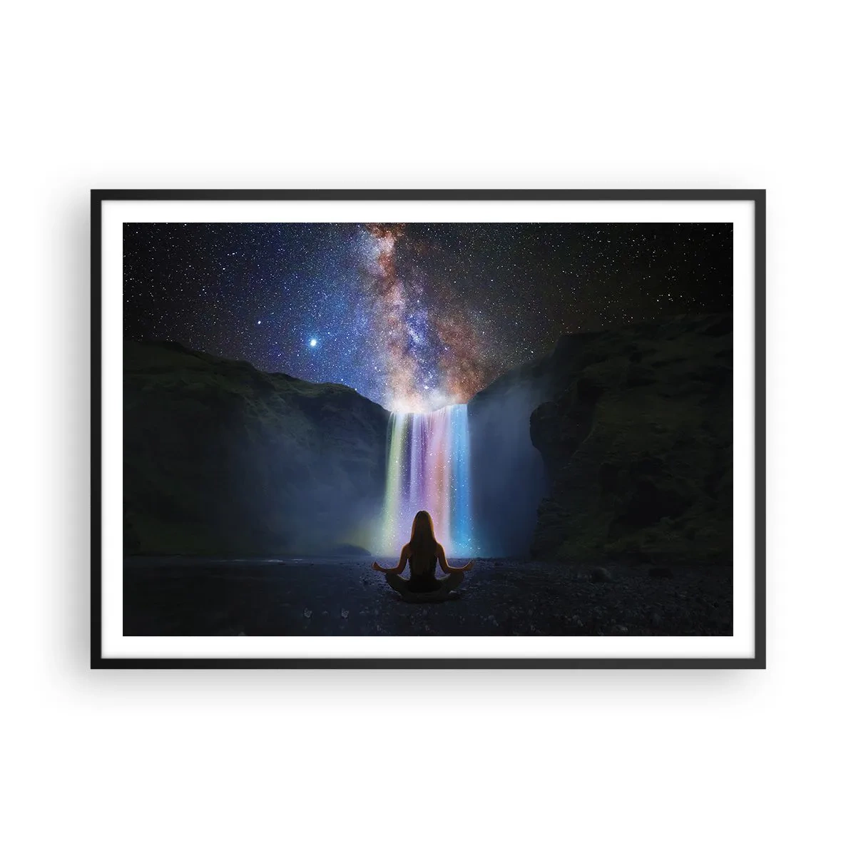 Póster en marco negro - Meditación frente a una cascada entre las estrellas. - 100x70cm - Armonía absoluta - Decoración de pared moderna para salón y dormitorio ARTTOR
