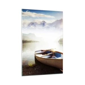 Cuadro sobre vidrio - Impresiones sobre Vidrio - Un barco en la orilla de un lago con vistas a las montañas por la mañana. - 80x120cm - Junto al agua clara - Decoración de pared moderna para salón y dormitorio ARTTOR
