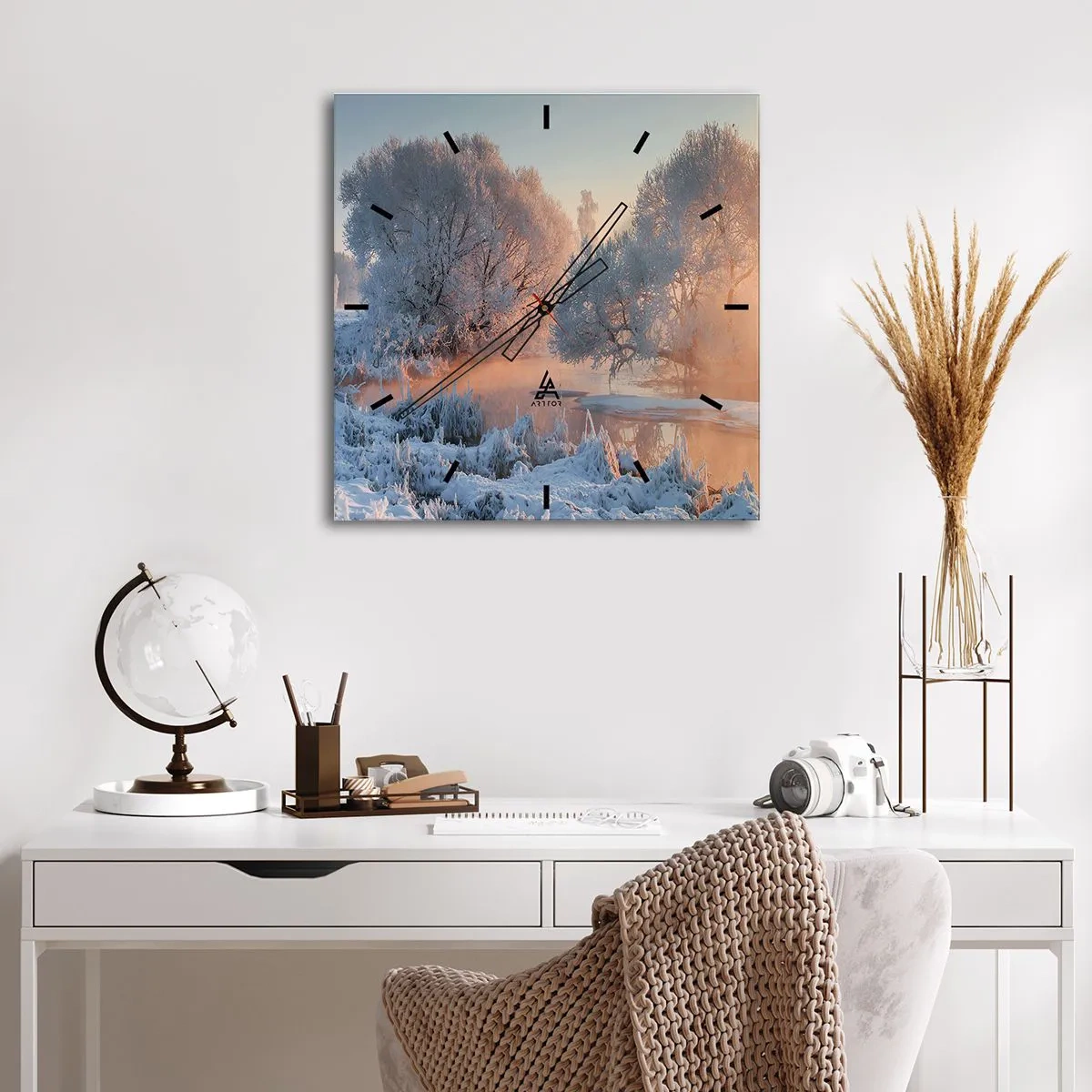 Reloj de pared - Reloj de vidrio - Paisaje invernal con árboles cubiertos de nieve y una puesta de sol. - 30x30cm - Brillo cristalino - Decoración de pared moderna para salón y dormitorio ARTTOR