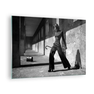 Cuadro sobre vidrio - Impresiones sobre Vidrio - Fotografía en blanco y negro de una mujer con un atuendo elegante en un entorno urbano. - 70x50cm -  Elegancia urbana - Decoración de pared moderna para salón y dormitorio ARTTOR