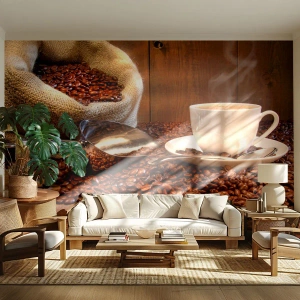 Fotomural Premium Sand - Una taza de café sobre un fondo de frijoles y una bolsa de yute. - 100x70cm - ¿Hueles eso? - Decoración de pared moderna para salón y dormitorio ARTTOR