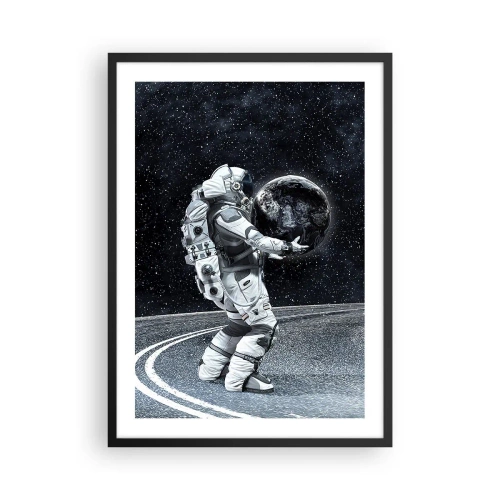 Póster en marco negro - Un astronauta en el espacio sosteniendo una esfera parecida a la Tierra. - 50x70cm - En la Vía Láctea - Decoración de pared moderna para salón y dormitorio ARTTOR