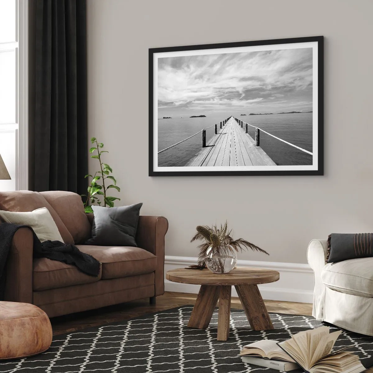 Póster en marco negro - Un muelle de madera que se pierde en la distancia sobre un mar en calma. - 70x50cm - Hora de viajar - Decoración de pared moderna para salón y dormitorio ARTTOR