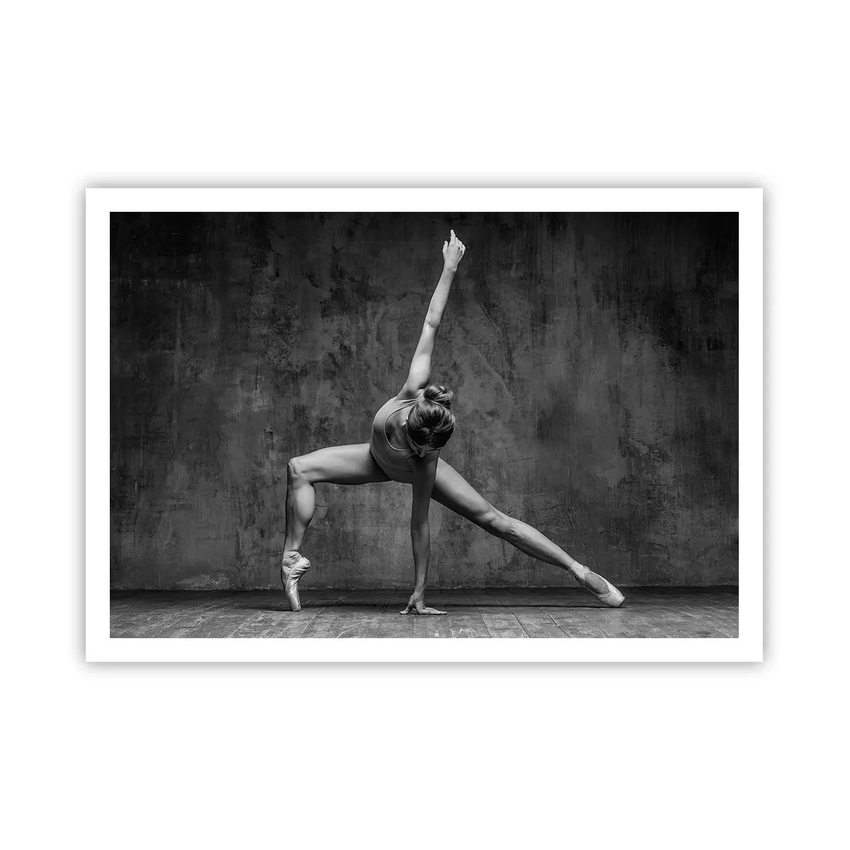 Póster - Una bailarina en pose artística frente a una pared sin rematar - 100x70cm - Equilibrio perfecto - Decoración de pared moderna para salón y dormitorio ARTTOR