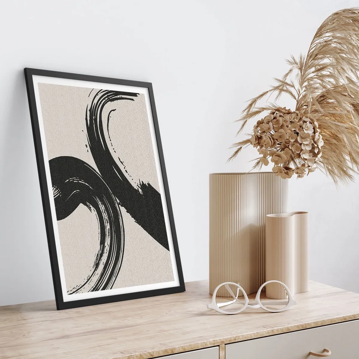 Póster en marco negro - Pinceladas dinámicas sobre un fondo beige - 50x70cm - Barrido y circular - Decoración de pared moderna para salón y dormitorio ARTTOR