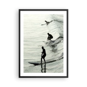 Póster en marco negro - Tres surfistas montando las olas en un estilo monocromático. - 50x70cm - Al encuentro de la ola - Decoración de pared moderna para salón y dormitorio ARTTOR