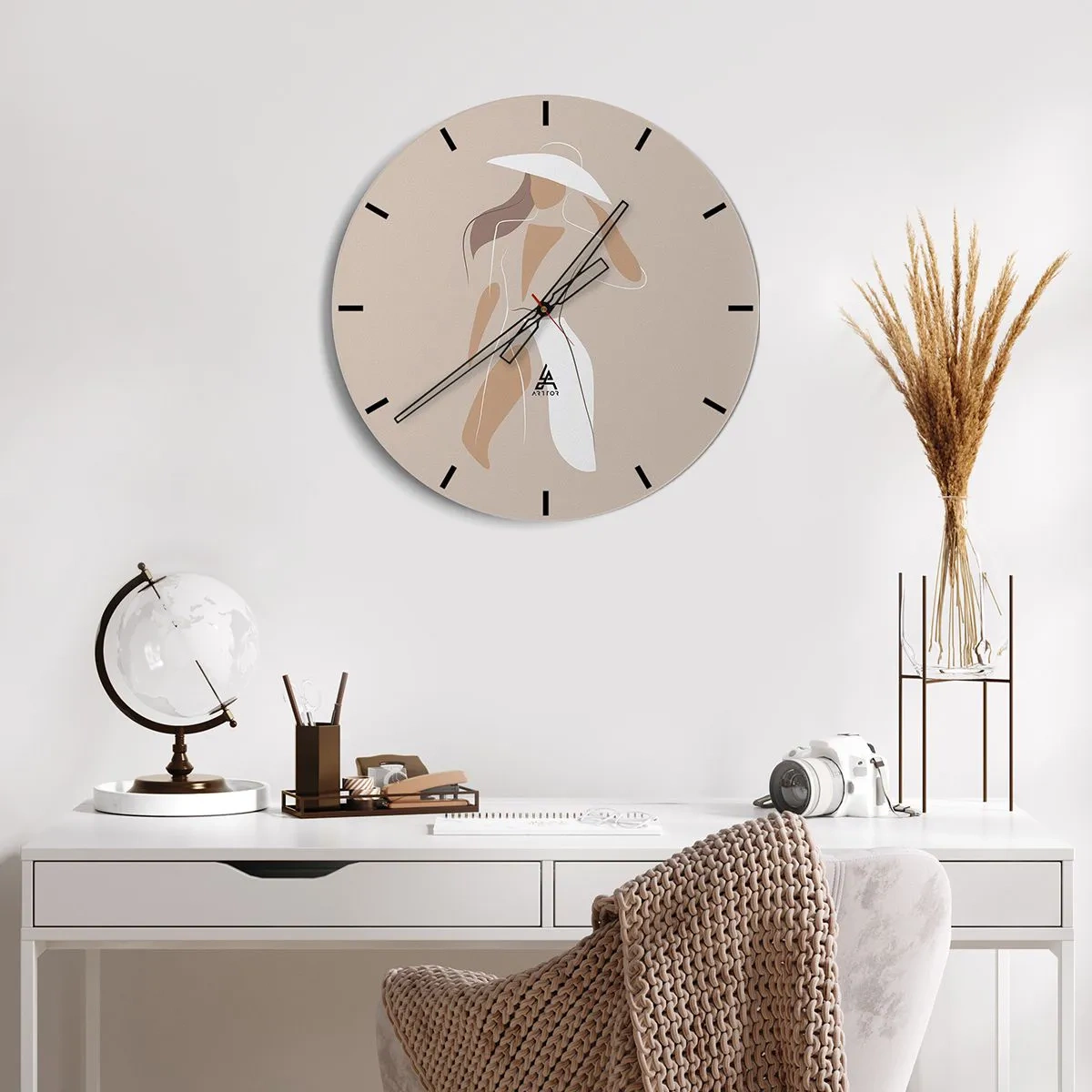 Reloj de pared - Reloj de vidrio - Mujer elegante con sombrero sobre fondo beige - 30x30cm - La moda es alegría - Decoración de pared moderna para salón, cocina y dormitorio ARTTOR