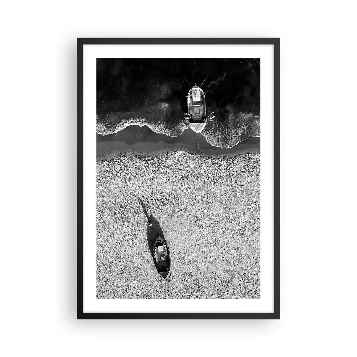 Póster en marco negro - Una fotografía aérea en blanco y negro de un barco en una playa. - 50x70cm - Aún en la orilla... - Decoración de pared moderna para salón y dormitorio ARTTOR