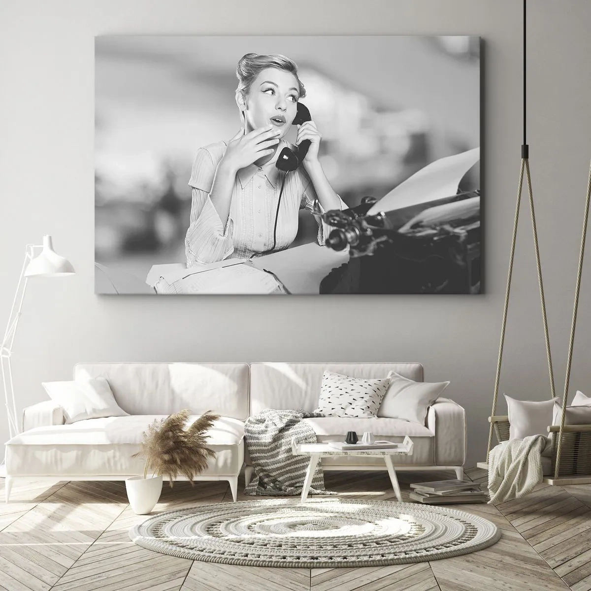Cuadro sobre lienzo - Impresión de Imagen - Una mujer hablando por teléfono frente a una máquina de escribir. - 70x50cm - ¿Diga?, estamos en los años 50. - Decoración de pared moderna para salón y dormitorio ARTTOR