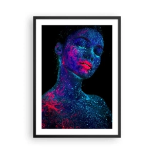 Póster en marco negro - Una mujer cubierta de polen fluorescente bajo luz ultravioleta. - 50x70cm - En polvo de estrellas - Decoración de pared moderna para salón y dormitorio ARTTOR