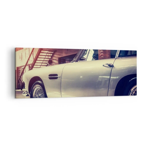 Cuadro sobre lienzo - Impresión de Imagen - Un coche clásico en un elegante garaje con un interior industrial. - 140x50cm - Los clásicos no envejecen - Decoración de pared moderna para salón y dormitorio ARTTOR