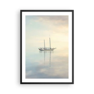 Póster en marco negro - Un barco en un mar en calma con un suave reflejo. - 50x70cm - En un mar de silencio - Decoración de pared moderna para salón y dormitorio ARTTOR