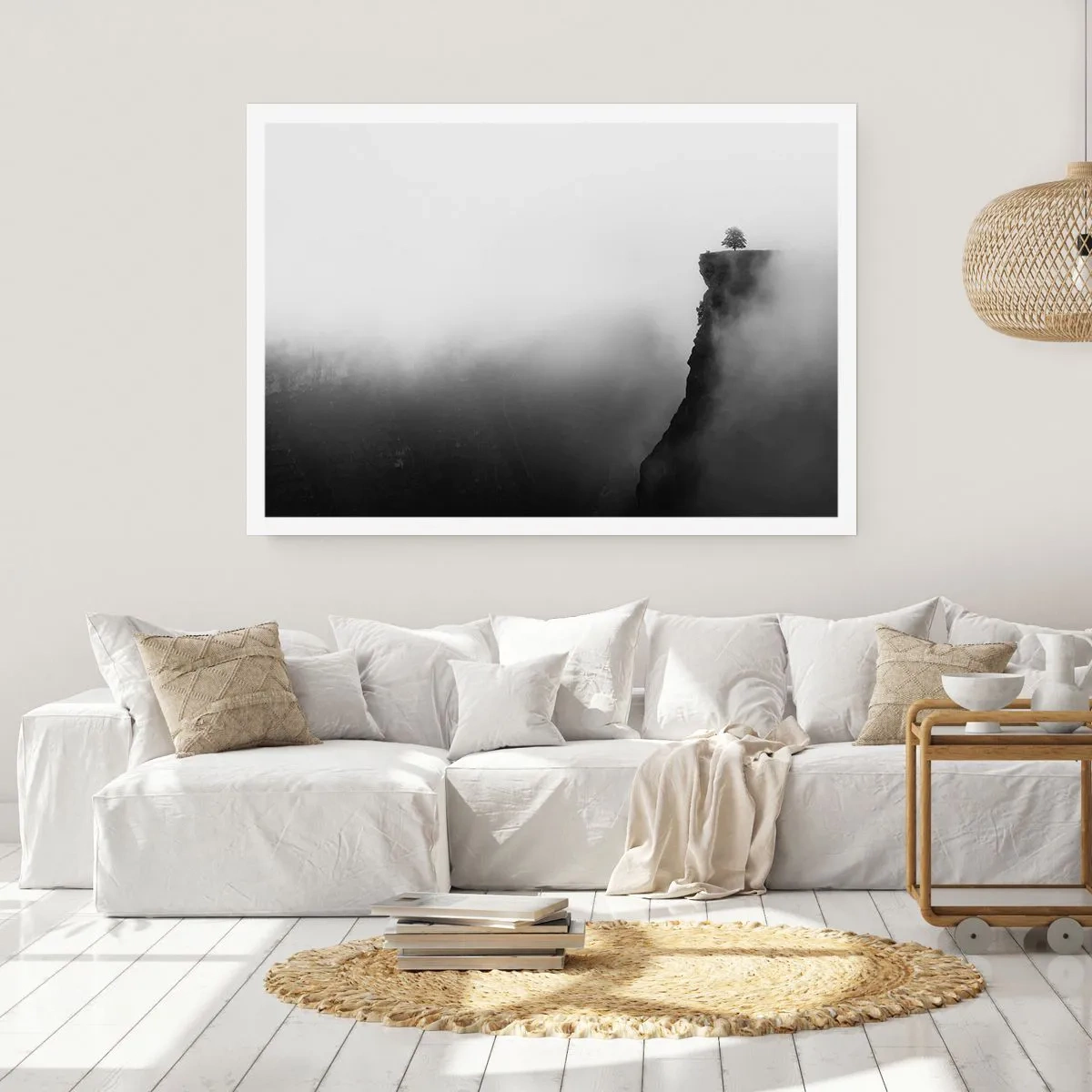 Póster - Un árbol solitario al borde de un acantilado rodeado de niebla. - 100x70cm - En el límite del mundo - Decoración de pared moderna para salón y dormitorio ARTTOR