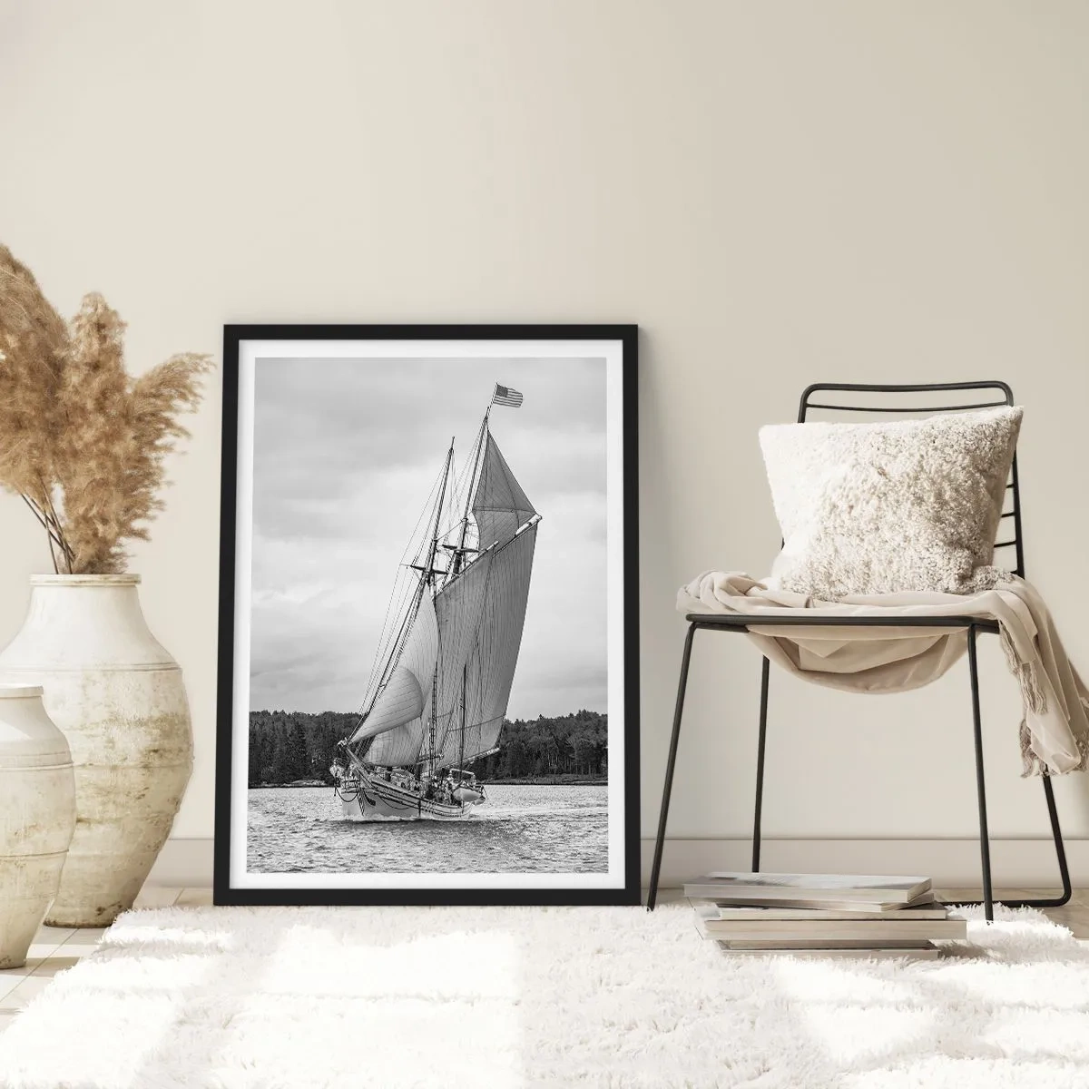 Póster en marco negro - Un velero con grandes velas navegando en el mar en blanco y negro. - 50x70cm - Hermanos del viento - Decoración de pared moderna para salón y dormitorio ARTTOR