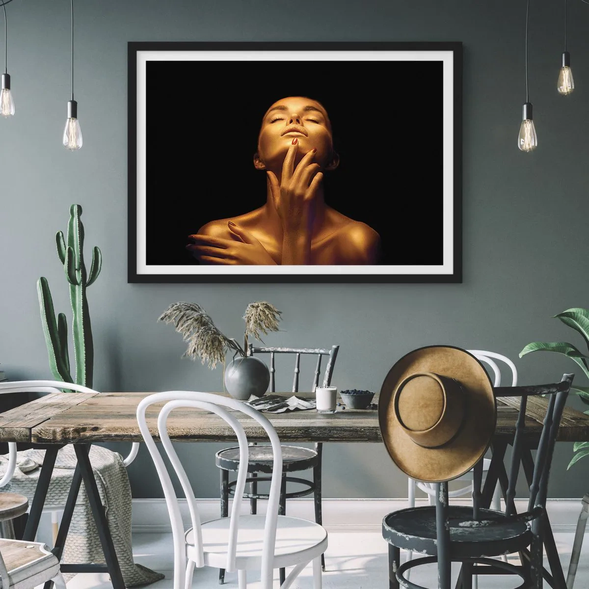 Póster en marco negro - Retrato de una mujer con un brillo dorado sobre un fondo negro. - 70x50cm - Como seda dorada - Decoración de pared moderna para salón y dormitorio ARTTOR