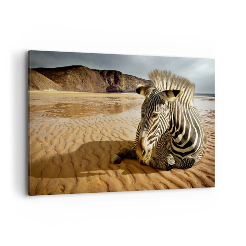 Cuadro sobre lienzo - Impresión de Imagen - Una cebra descansando en una playa de arena con acantilados al fondo. - 120x80cm - Encajamos juntos - Decoración de pared moderna para salón y dormitorio ARTTOR