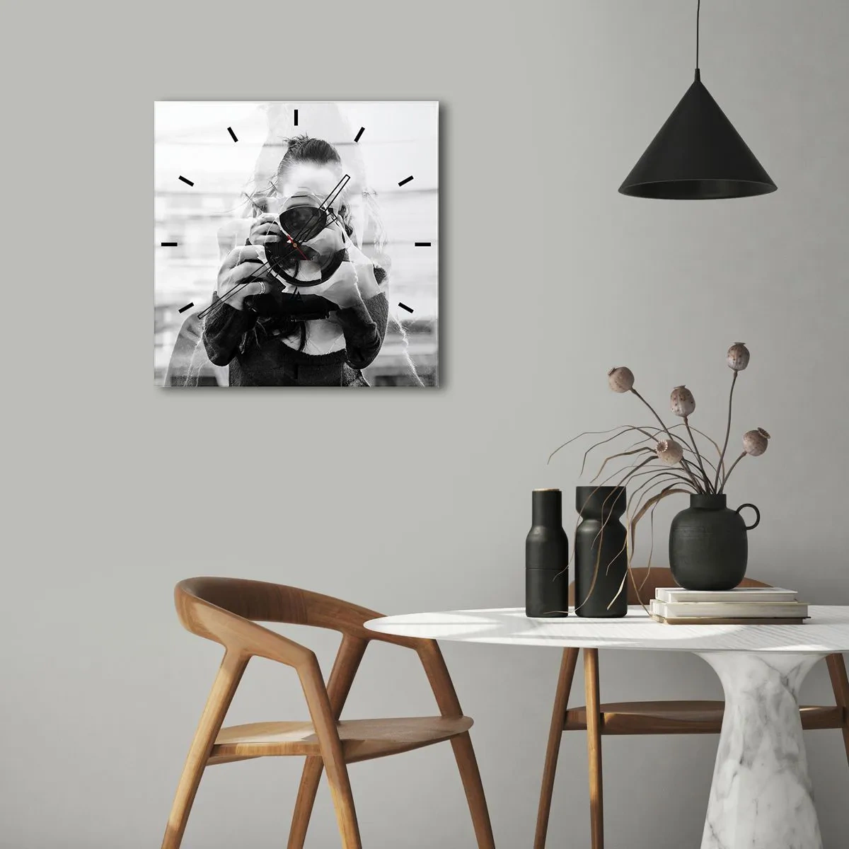 Reloj de pared - Reloj de vidrio - Retrato de doble exposición en blanco y negro de un fotógrafo. - 30x30cm - Creador y creación - Decoración de pared moderna para salón y dormitorio ARTTOR