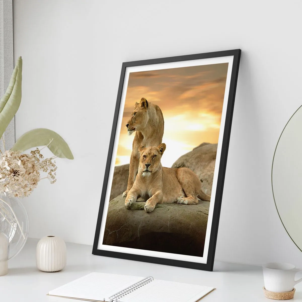 Póster en marco negro - Dos leonas contra el sol poniente - 50x70cm - Majestuosidad real - Decoración de pared moderna para salón y dormitorio ARTTOR