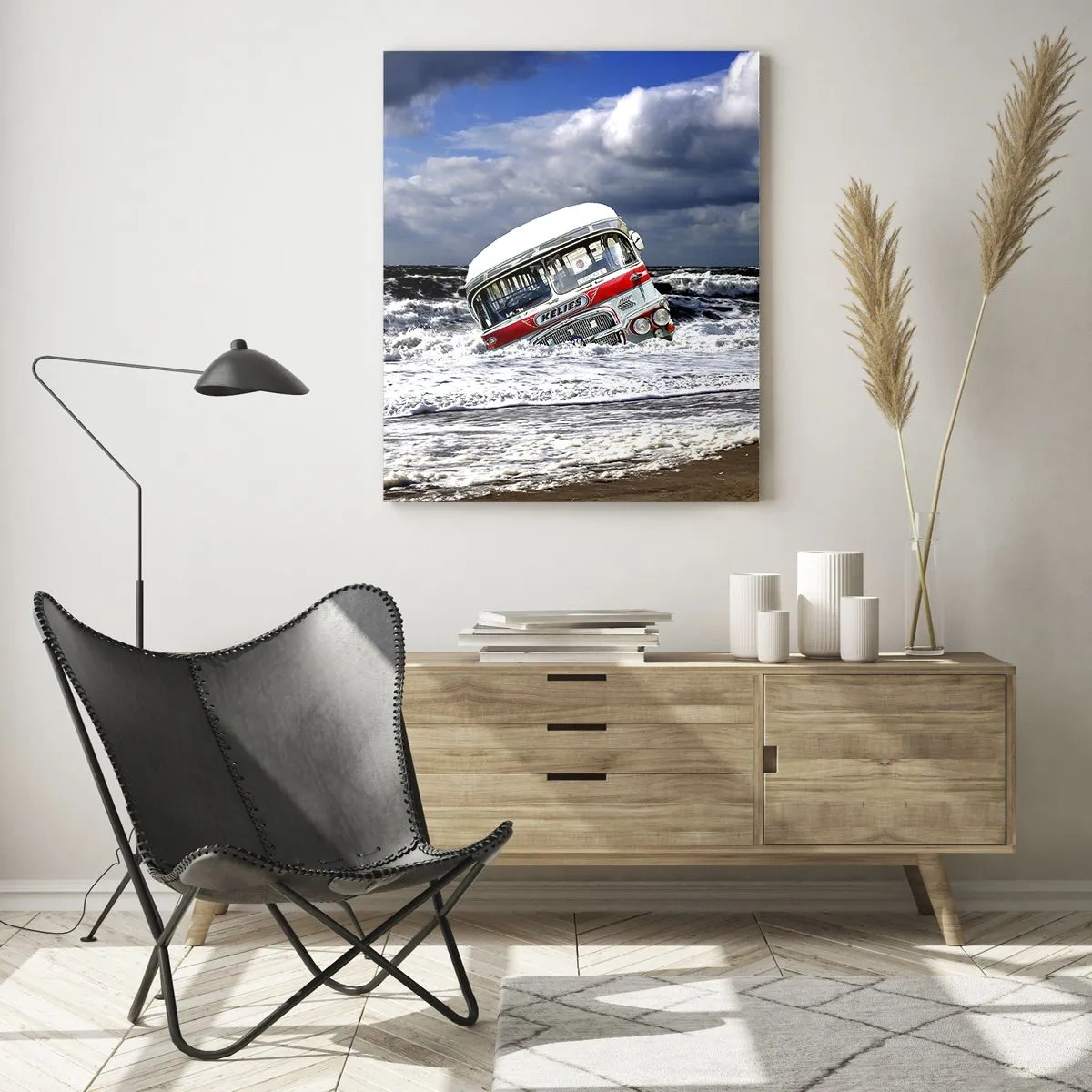 Cuadro sobre vidrio - Impresiones sobre Vidrio - Un autobús hundido en la playa en medio de olas y mares agitados - 80x120cm - ¿Y qué te sorprende? - Decoración de pared moderna para salón y dormitorio ARTTOR